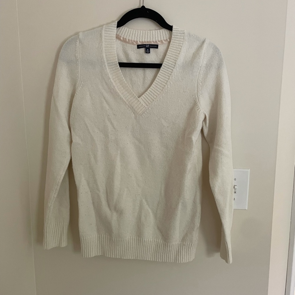 GAP Women’s Vintage White Cream V-Neck Sweater